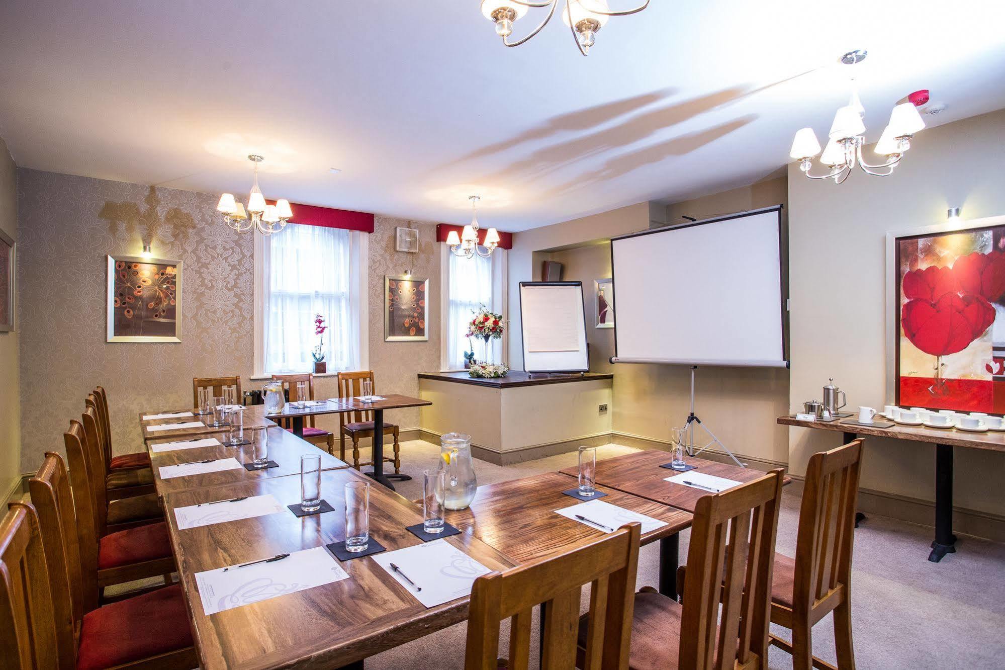 The Duke Of Edinburgh Hotel & Bar Барроу-ин-Фернесс Экстерьер фото